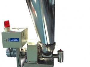 物料的堆積比重有變化或者喂料精度對最終產(chǎn)品質(zhì)量非常重要的情況下需要選用失重式喂料機，失重式喂料機分批次式和連續(xù)式兩種，通常用于連續(xù)性生產(chǎn)過程中，如需要精密控制多組份配料比率的擠出生產(chǎn)。