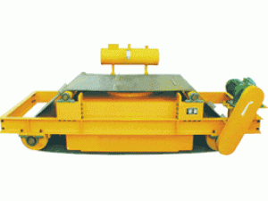 RCDF系列油冷冷自卸式電磁除鐵器是在RCDE系列油冷懸掛式電磁除鐵器的基礎(chǔ)上增加了驅(qū)動電機、滾筒、帶刮板的卸鐵膠帶等組成的卸鐵機構(gòu)。