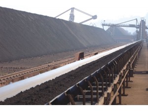 磁力脫泥槽是在重力、磁力和上升水流力的作用下，使磁性礦粒和非磁性礦粒(礦泥)分離的磁選設備，主要應用于選礦等行業(yè)的精選。