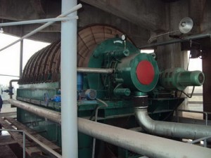 PGT系列金屬礦用盤(pán)式真空過(guò)濾機(jī)充分借鑒了國(guó)外同類產(chǎn)品的優(yōu)點(diǎn)，針對(duì)金屬礦物密度大、沉降快、含固體顆粒對(duì)濾液管沖擊力強(qiáng)的特點(diǎn)，進(jìn)行了整體性能和各部件之間可靠性的優(yōu)化設(shè)計(jì)，保證了金屬礦物質(zhì)在固液分離中獲得的優(yōu)良的脫水指標(biāo)。