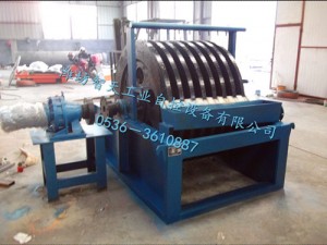 盤(pán)式尾礦回收機(jī)是由主機(jī)、卸礦裝置、集礦槽、溜槽及機(jī)架五大部分組成。