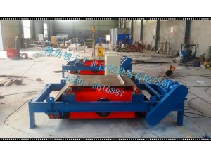 RCDC系列風冷自卸式電磁除鐵器，是在RCDA系列風冷懸掛式電磁除鐵器的基礎(chǔ)上增加了驅(qū)動電機、滾筒、帶刮板的卸鐵膠帶等組成的卸鐵機構(gòu)。